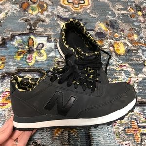 Women’s New Balance, black matte, size 6
